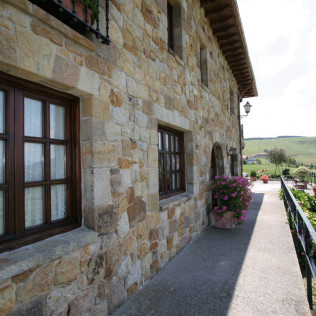 Escapada con Bañera de Hidromasaje en Casa Rural Posada El Solar 3* (Galizano, Cantabria)