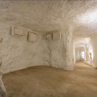 Escapada en Casa Túnel Nido de Águilas con Visita y Cata de Vinos para dos en Bodega Andrés Iniesta (Albacete)