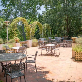 Desayuno en el Jardín, Visita y Cata para dos en Cava Rovellats (Barcelona)