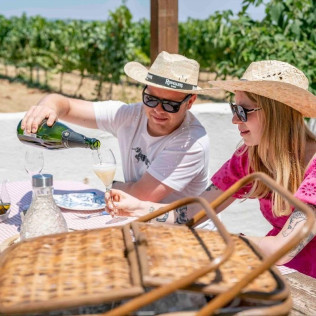 Desayuno en el Jardín, Visita y Cata para dos en Cava Rovellats (Barcelona)