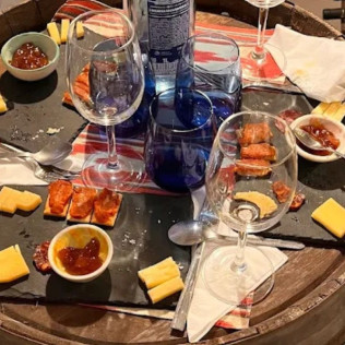 Cata de Vinos con Maridaje de Quesos en Avinae Wine & Spirits (Palma, Mallorca)