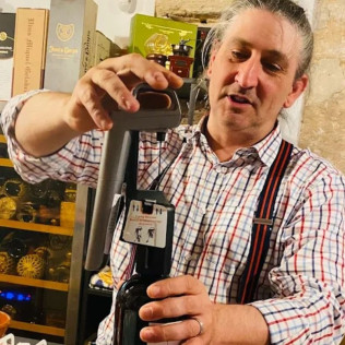 Cata de Vinos con Maridaje de Quesos en Avinae Wine & Spirits (Palma, Mallorca)