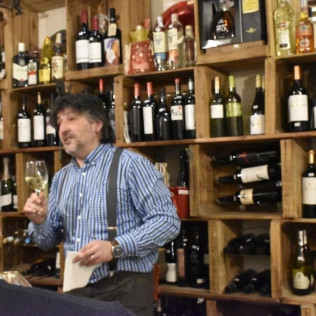 Cata de Vinos con Maridaje de Quesos en Avinae Wine & Spirits (Palma, Mallorca)
