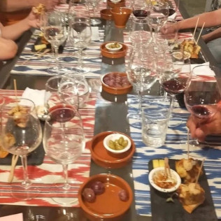 Cata de Vinos con Maridaje de Quesos en Avinae Wine & Spirits (Palma, Mallorca)