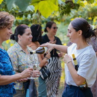 Visita a Bodegas Vionta con Cata de Vinos y Quesos para dos (Meaño, Pontevedra)