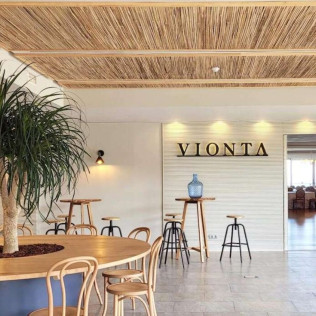Visita a Bodegas Vionta con Cata de Vinos y Quesos para dos (Meaño, Pontevedra)