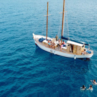 Salida Privada en Barco con Cata de Vinos (Palamós, Girona)