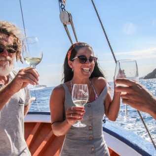 Salida Privada en Barco con Cata de Vinos (Palamós, Girona)