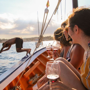 Salida Privada en Barco con Cata de Vinos (Palamós, Girona)