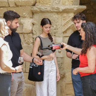 Visita a la Bodega El Jardí dels Sentits y Cata de Vinos en un Claustro Románico Milenario para dos (Sant Sebastià dels Gorgs, Barcelona)