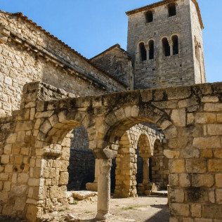 Visita a la Bodega El Jardí dels Sentits y Cata de Vinos en un Claustro Románico Milenario para dos (Sant Sebastià dels Gorgs, Barcelona)