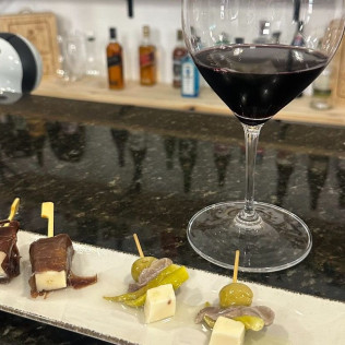 Cata de Vinos con Maridaje de Tapas en Vinópatas (Sevilla)