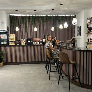 Cata de Vinos con Maridaje de Tapas en Vinópatas (Sevilla)