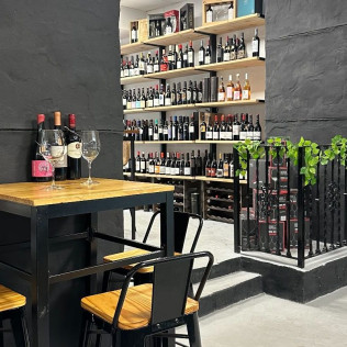 Cata de Vinos con Maridaje de Tapas en Vinópatas (Sevilla)