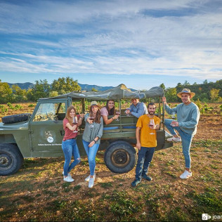 Visita a Viñedos en 4x4, Bodega, Cata de Vinos y Aperitivo para dos en Cellers Baronia del Montsant (Tarragona)