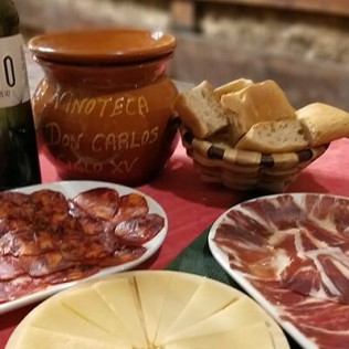 Visita Teatralizada a Bodega, Degustación de Ibéricos y Cata Maridaje (Burgos)