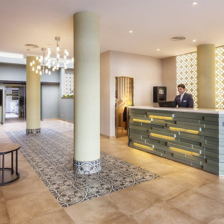 Spa Privado para dos con Botella de Cava, Frutas y Cacao en Hotel Catalonia Santa Justa 4* (Sevilla)
