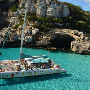Paseo en Catamarán al Atardecer con Aperitivo y Bebida (Mallorca)