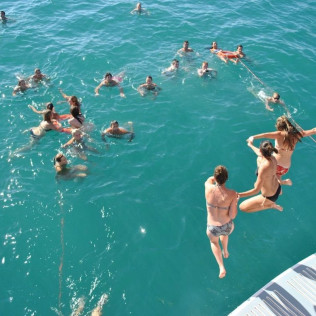 Paseo en Catamarán hacia Cova Tallada y Opción a Parada de Baño (Denia, Alicante)