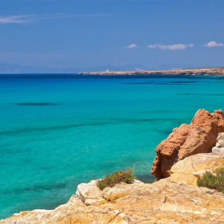 Paseo en Catamarán y Comida con Paradas para Nadar en Cala Saona e Illetas (Formentera)
