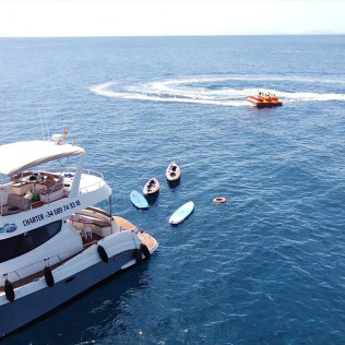 Paseo en Catamarán con Deportes Acuáticos y Aperitivo (Puerto del Carmen, Lanzarote)