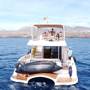 Paseo en Catamarán con Deportes Acuáticos y Aperitivo (Puerto del Carmen, Lanzarote)