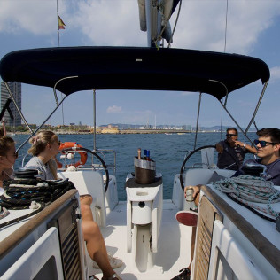 Paseo en Velero con Cava y Aperitivo para ver la Puesta de Sol (Barcelona)