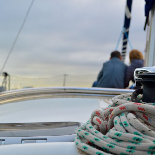Paseo en Velero con Cava y Aperitivo para ver la Puesta de Sol (Barcelona)