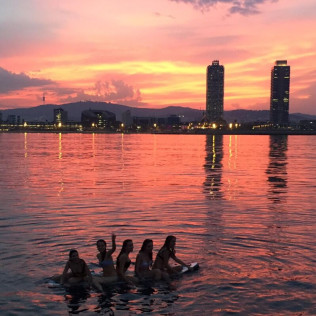 Paseo en Velero con Cava y Aperitivo para ver la Puesta de Sol (Barcelona)
