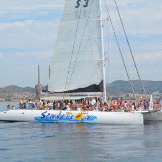 Tour en Catamarán con Comida y Música a Bordo para Jóvenes (Barcelona)
