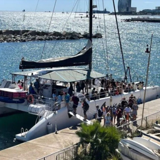 Tour en Catamarán con Comida y Música a Bordo para Jóvenes (Barcelona)