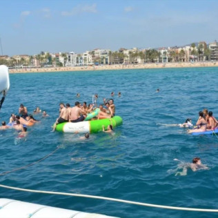 Tour en Catamarán con Comida y Música a Bordo para Jóvenes (Barcelona)