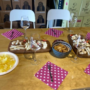 Cata de Cavas y Vinos con Aperitivo y Maridaje de Quesos opcional para dos en Papet del Mas (Font-Rubí, Barcelona)