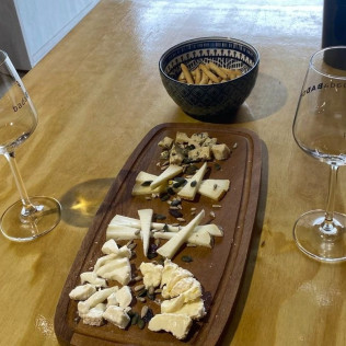 Cata de Cavas y Vinos con Aperitivo y Maridaje de Quesos opcional para dos en Papet del Mas (Font-Rubí, Barcelona)
