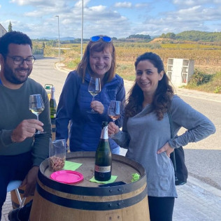 Cata de Cavas y Vinos con Aperitivo y Maridaje de Quesos opcional para dos en Papet del Mas (Font-Rubí, Barcelona)