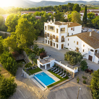 Escapada con Desayuno en Bolet Casa Modernista y Visita a Caves Bolet con Cata de 3 Vinos (Castellví de la Marca, Barcelona)