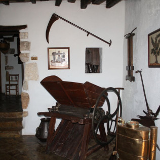Escapada con Desayuno en Bolet Casa Modernista y Visita a Caves Bolet con Cata de 3 Vinos (Castellví de la Marca, Barcelona)