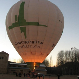 Cena Romántica con Spa en Hotel & Spa Villa de Mogarraz 4* y Vuelo en Globo para dos (Salamanca)