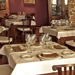 Cena Romántica con Spa en Hotel & Spa Villa de Mogarraz 4* y Vuelo en Globo para dos (Salamanca)