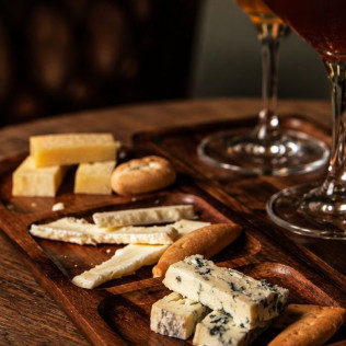Experiencia La 21: Visita, Cata, Maridaje de Embutidos o Quesos y Tiraje en ORDUM Cerveza de Asturias (Asturias)