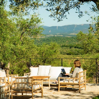 Escapada de 2 Noches con Spa, Botella de Cava y Bombones en Habitat Cigüeña Negra (Valverde del Fresno, Cáceres)