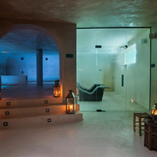 Escapada de 2 Noches con Spa, Cena, Botella de Cava y Bombones en Habitat Cigüeña Negra (Valverde del Fresno, Cáceres)