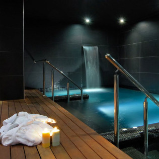 Circuito Spa en Hotel Vincci Frontaura 4* y Visita con Cata y Degustación para dos en Bodega Santamaría (Valladolid)
