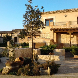 Circuito Spa en Hotel Vincci Frontaura 4* y Visita con Cata y Degustación para dos en Bodega Santamaría (Valladolid)