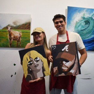 Sesión Art & Wine: Taller de Retratos Personalizados con Vino Ilimitado (Madrid)