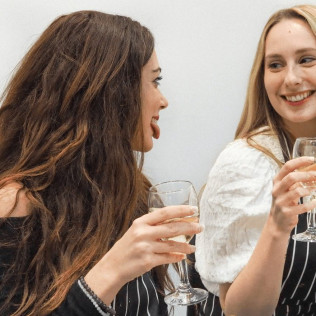 Sesión Art & Wine: Taller de Retratos Personalizados con Vino Ilimitado (Madrid)