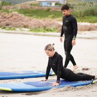 Clase de Surf en Pareja (Muxía, A Coruña)