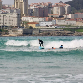Clase Grupal de Surf (A Coruña)