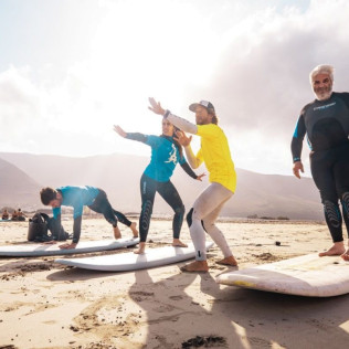 Clase de Surf Grupal con Fotos (Lanzarote) 