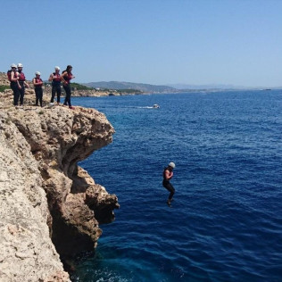 Coasteering Sur: Aventura de Saltos de Acantilado desde la Zona Sur (Paguera, Mallorca)
